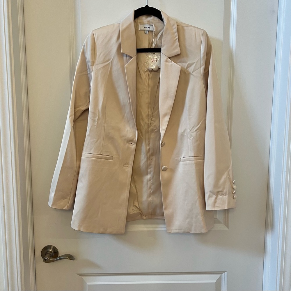 Silky beige oversized blazer